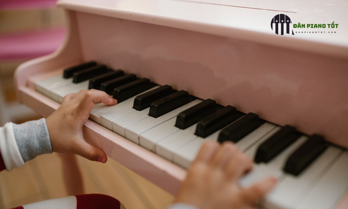 Đàn Piano 61 phím là gì? Loại đàn nào phù hợp cho bé? 1 Việc học chơi đàn piano 61 phím cũng mang lại nhiều lợi ích cho trẻ nhỏ.