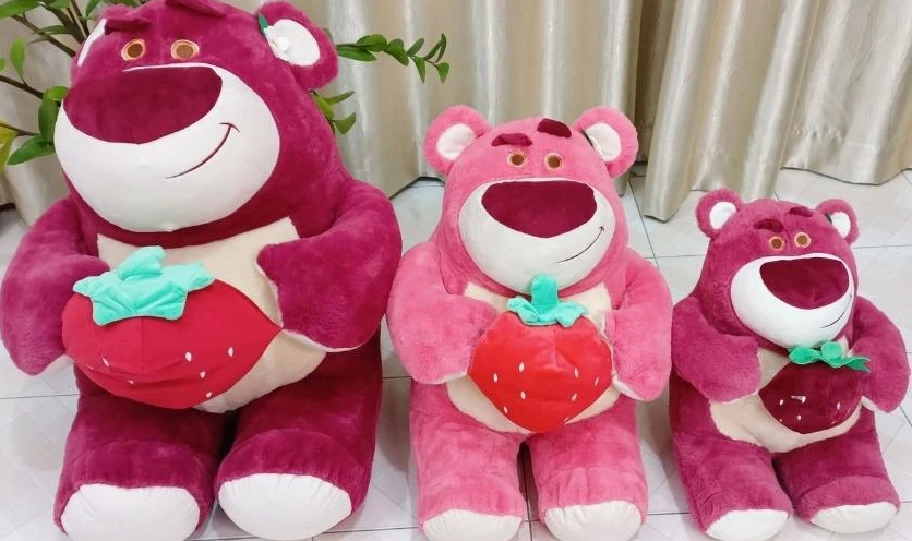 Ảnh Gấu Dâu Lotso đáng yêu ngoài đời, thể hiện sự dễ thương tự nhiên