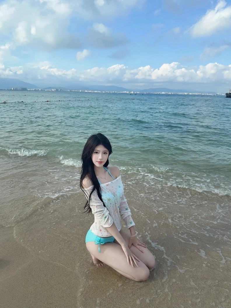 Ảnh gái xinh mặc bikini ngoài trời khoe làn da rám nắng khỏe khoắn và gợi cảm