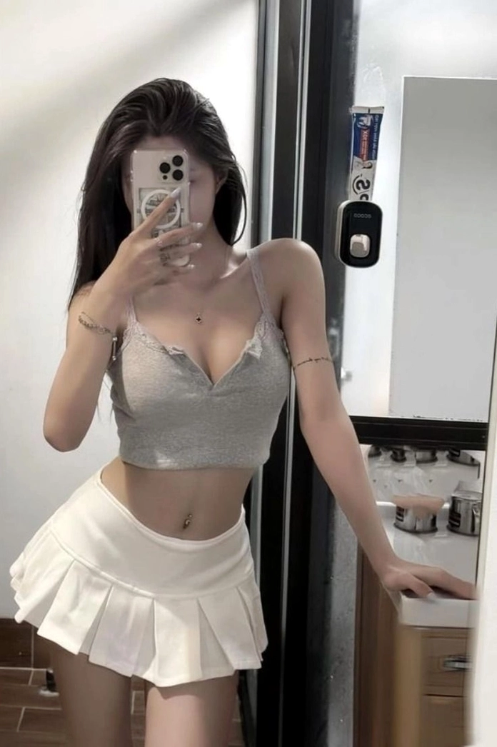 Ảnh gái xinh tóc dài che mặt bằng điện thoại, tạo sự bí ẩn