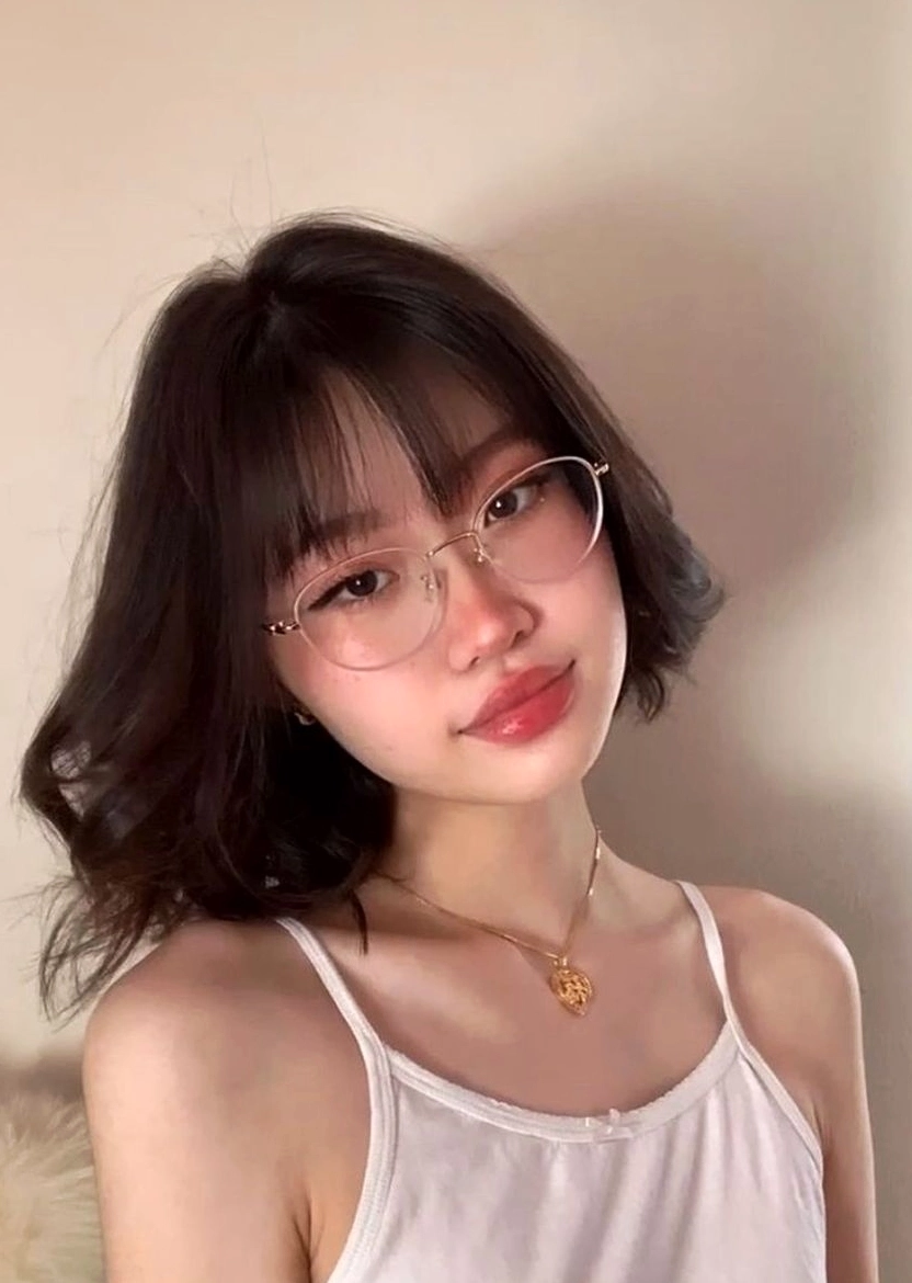 Bạn nữ tóc ngắn dịu dàng, trang phục đơn giản nhưng vẫn toát lên vẻ đẹp cuốn hút