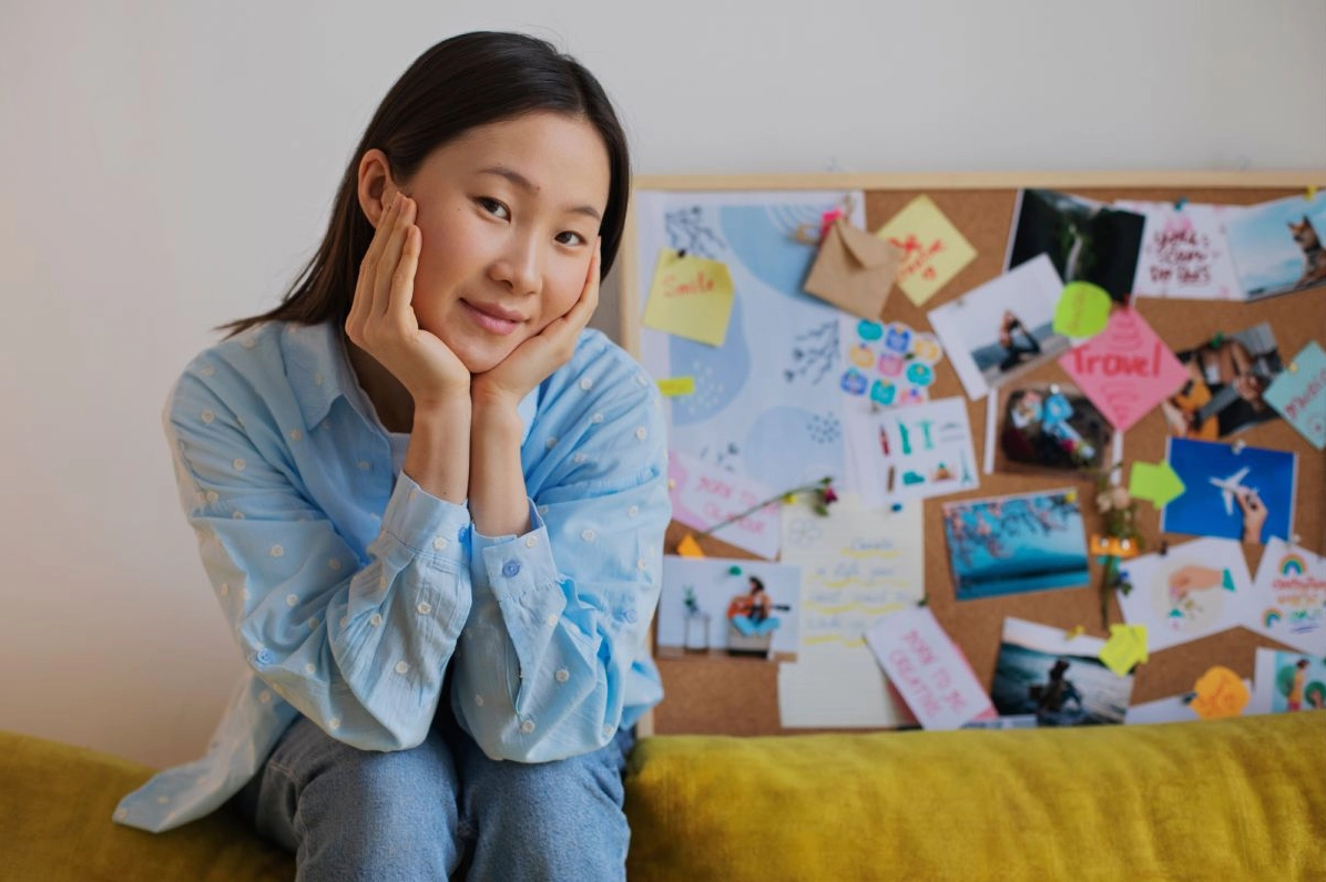 Hiện Sinh Là Gì? Giải Mã Trọng Tâm Triết Học Về Tự Do & Ý Nghĩa 3 Bàn tay đang vun trồng một mầm cây nhỏ, ẩn dụ cho việc tự tạo ra ý nghĩa cuộc sống