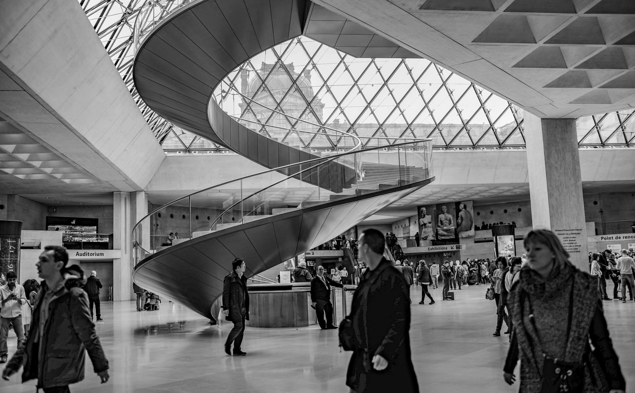 Bảo tàng Louvre nổi tiếng, nơi du khách có thể tham quan và xem các hiện vật online.