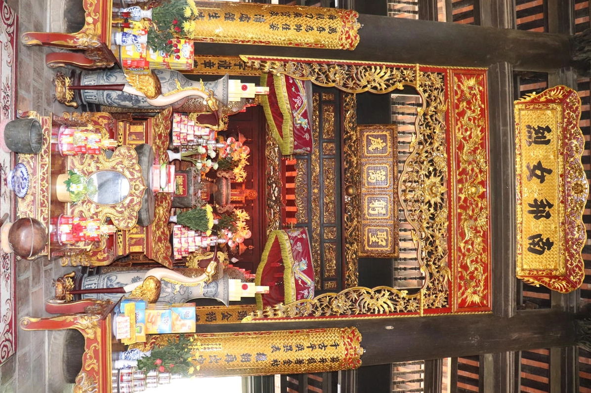 Khu di tích Bà Triệu: Nơi Lịch sử Hào Hùng Về Với Hiện Tại 7 Bên trong khu vực khấn vái tại Đền Bà Triệu, nơi du khách dâng hương tưởng niệm.