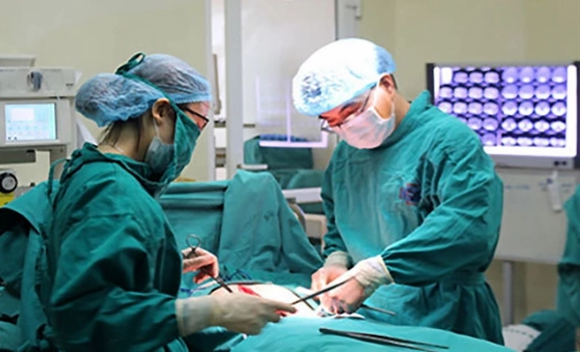 Ung thư buồng trứng là gì và những thông tin y khoa bạn cần biết 7 Các bác sĩ đang tiến hành một ca phẫu thuật điều trị khối u buồng trứng cho bệnh nhân.