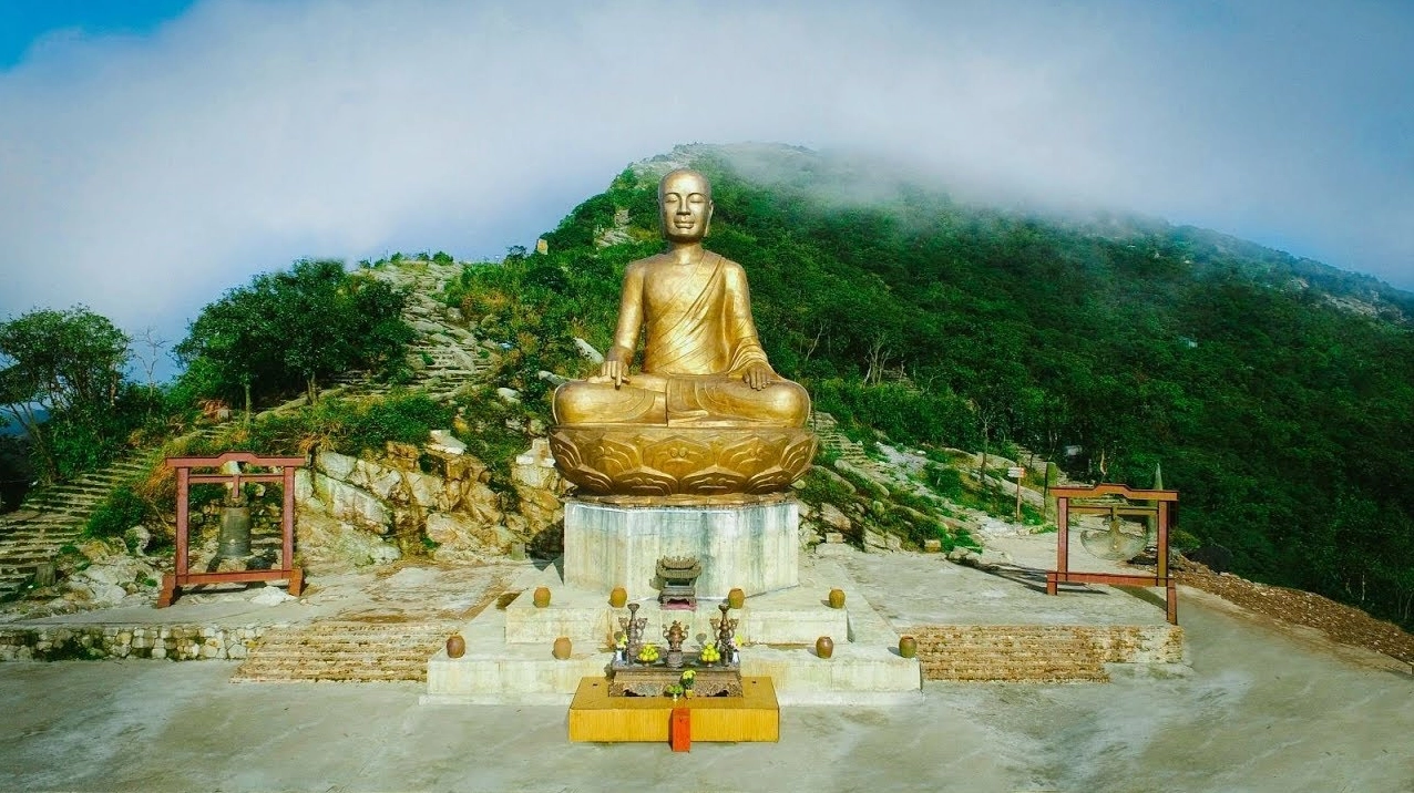 Cảnh quan thiên nhiên tươi đẹp bao quanh khu di tích Yên Tử