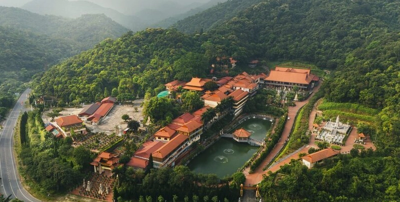 Chùa Một Mái độc đáo xây dựng trên vách núi tại Yên Tử