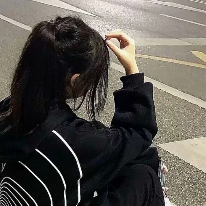 Cô gái dễ thương dùng điện thoại che khuất toàn bộ gương mặt, chỉ để lộ đôi vai thon thả.