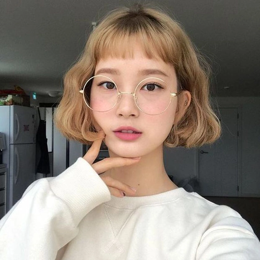Cô gái sở hữu mái tóc ngắn nhuộm màu nổi bật, thể hiện phong cách thời trang sành điệu