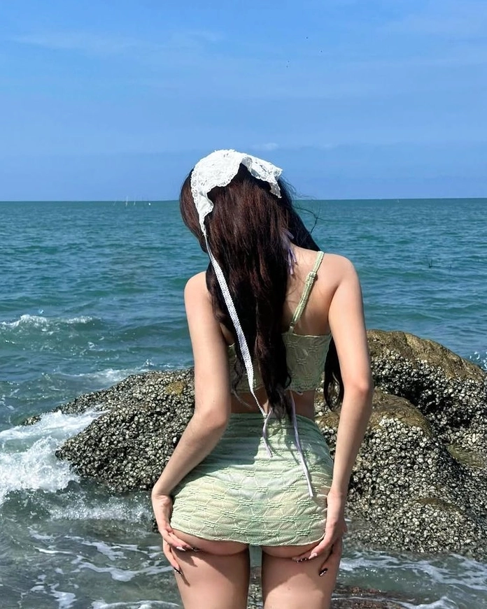 Cô gái tóc dài đeo kính, che mặt tạo nét bí ẩn