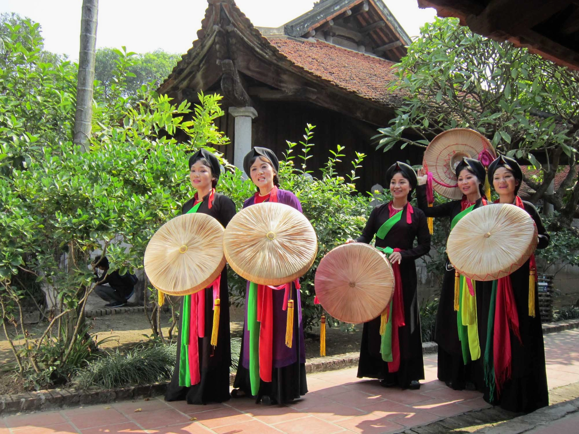 Văn hóa Quan họ Bắc Ninh là gì? Nét đẹp tinh hoa di sản dân ca Việt Nam 1 Dân ca quan họ Bắc Ninh với các liền anh liền chị