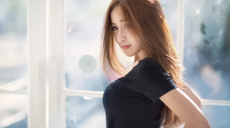 719+ Avatar Gái Xinh Thần Thái Cuốn Hút Cho Năm 2026 7 Hình ảnh cô gái xinh đẹp với mái tóc dài đen nhánh, đôi mắt sâu hút hồn và trang phục thanh lịch, thể hiện sự sang trọng.