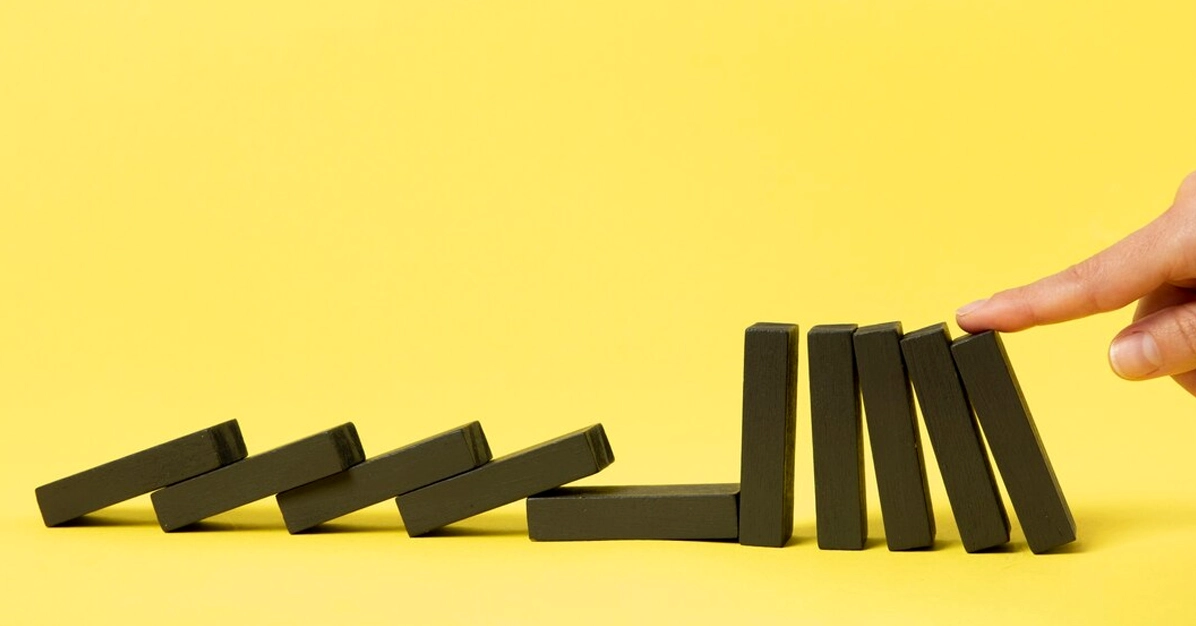 Hình ảnh minh họa hiệu ứng Domino với các quân cờ domino xếp nối tiếp nhau đang đổ.