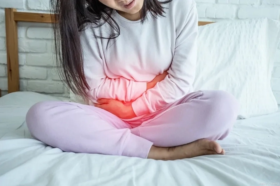 Ung thư buồng trứng là gì và những thông tin y khoa bạn cần biết 3 Hình ảnh người phụ nữ bị đầy hơi và đau bụng dưới, một triệu chứng phổ biến của ung thư buồng trứng.