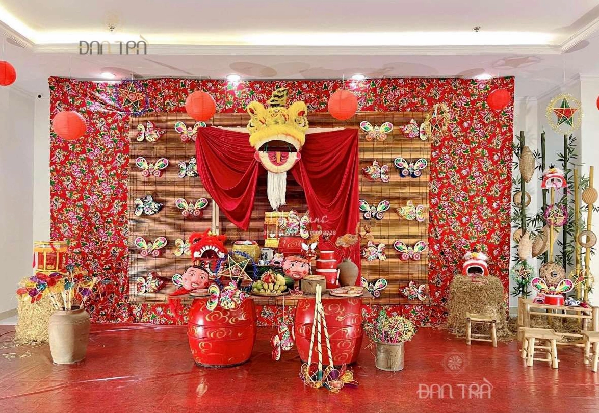 Hình nền trang trí trung thu với ánh trăng tròn và các họa tiết trang trí dân gian.