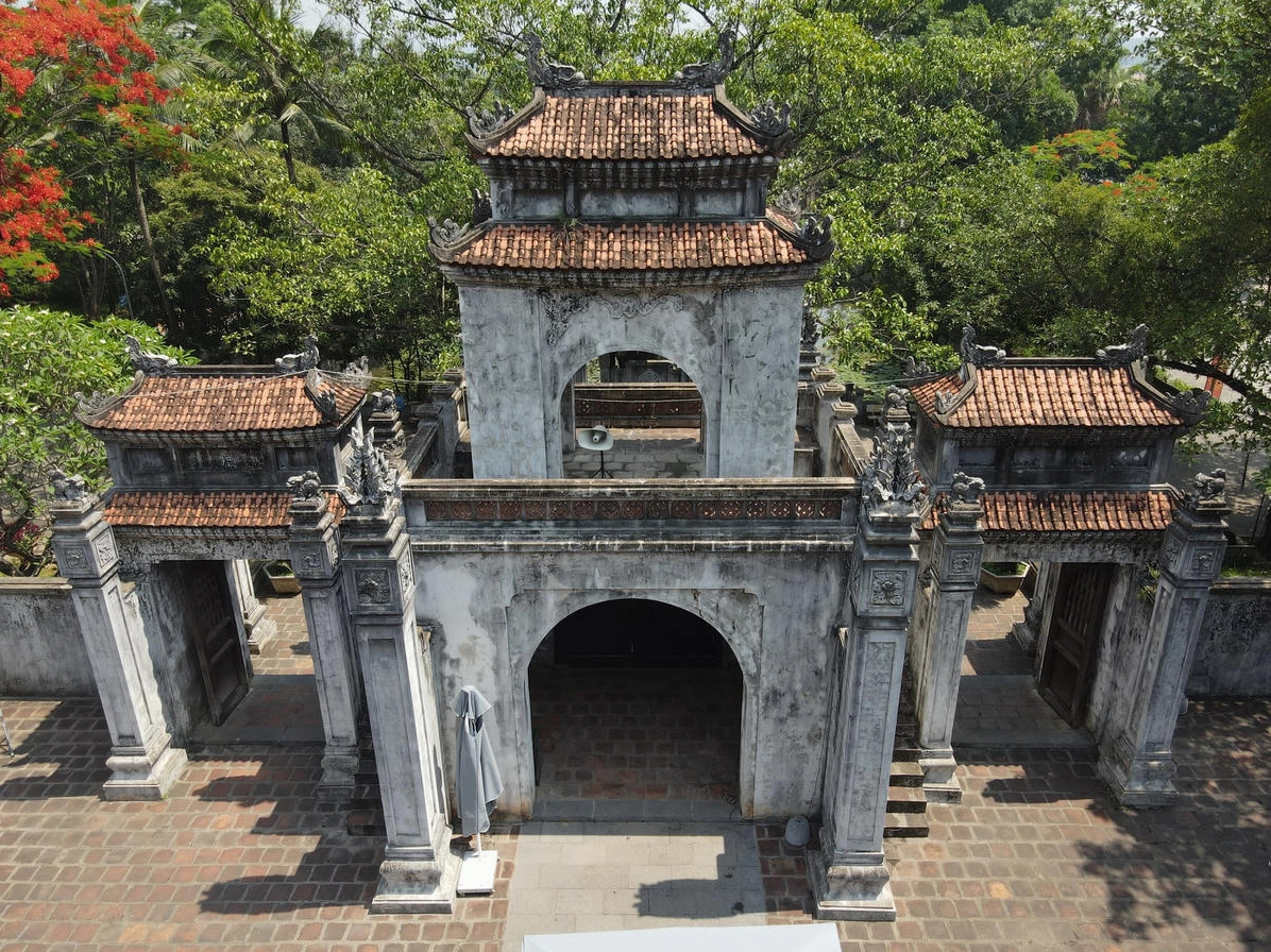 Khu di tích Bà Triệu: Nơi Lịch sử Hào Hùng Về Với Hiện Tại 3 Khung cảnh núi Tùng hùng vĩ nơi có Lăng mộ Bà Triệu, phía dưới là khu vực mộ các tướng lĩnh.
