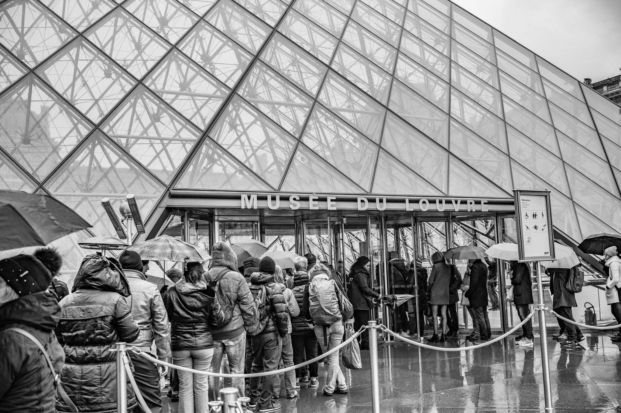 Một hiện vật điêu khắc cổ đại được trưng bày trong viện bảo tàng Louvre.