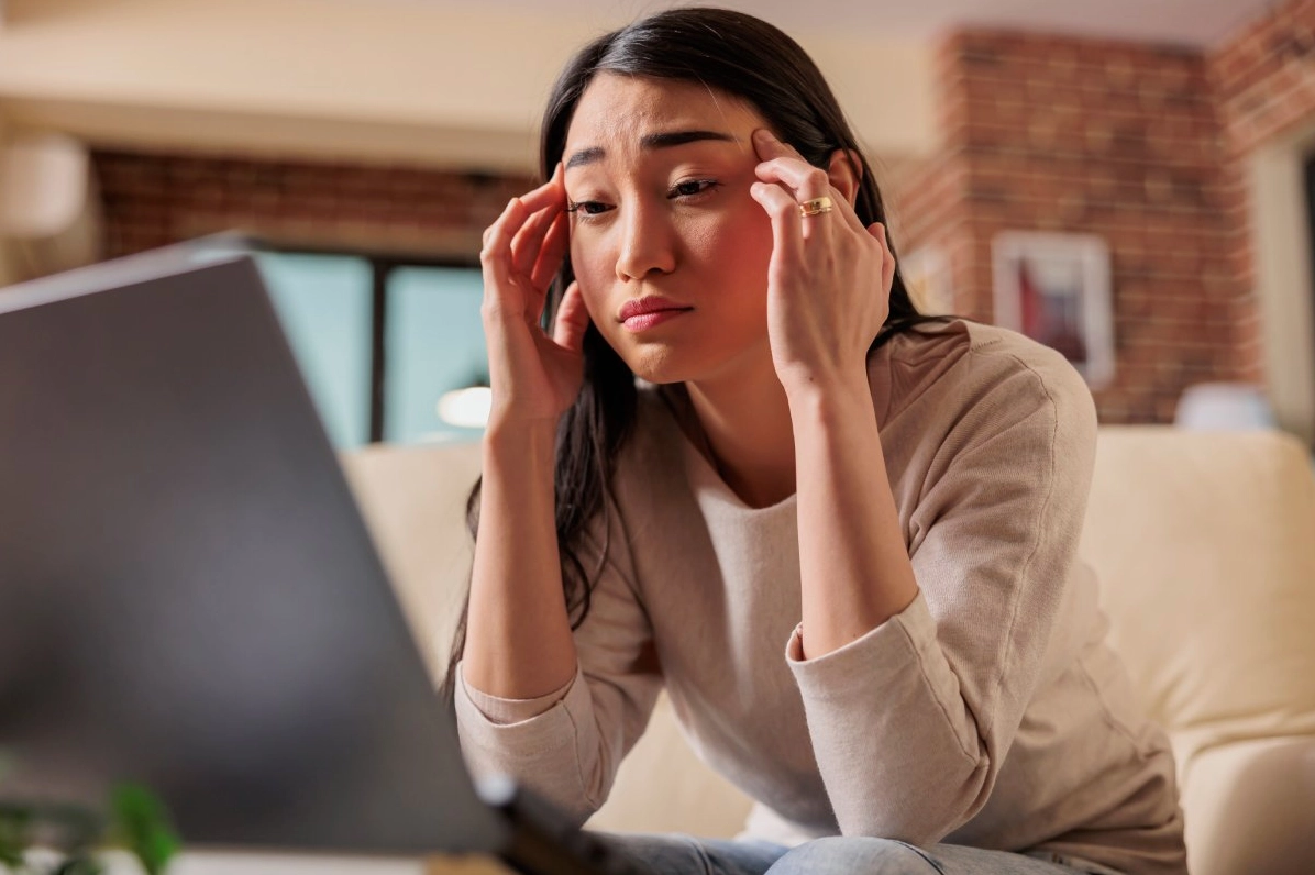 Hiện Sinh Là Gì? Giải Mã Trọng Tâm Triết Học Về Tự Do & Ý Nghĩa 1 Một người trẻ ngồi trầm tư suy ngẫm về câu hỏi hiện sinh là gì
