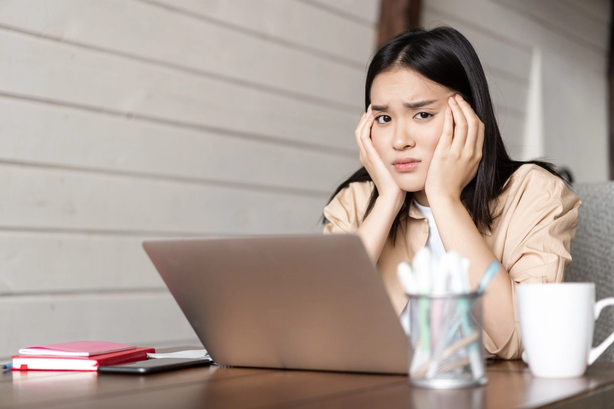 Hiện Sinh Là Gì? Giải Mã Trọng Tâm Triết Học Về Tự Do & Ý Nghĩa 2 Người đứng trước nhiều ngã rẽ, biểu tượng cho quyền tự do lựa chọn theo triết học hiện sinh