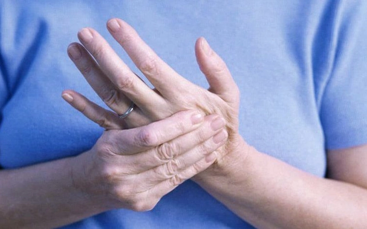 Người mắc bệnh viêm khớp mãn tính nên bổ sung trái bơ hằng ngày để hỗ trợ điều trị