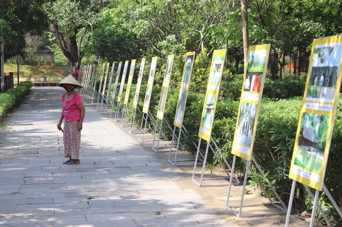 Khu di tích Bà Triệu: Nơi Lịch sử Hào Hùng Về Với Hiện Tại 8 Pano, áp phích giới thiệu các địa danh nổi tiếng của Thanh Hóa được trưng bày tại đền Bà Triệu.