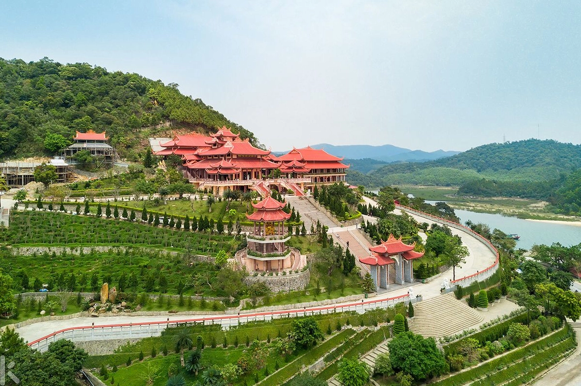 Toàn cảnh quần thể chùa chiền và am mài ẩn hiện giữa mây trời trên núi Yên Tử