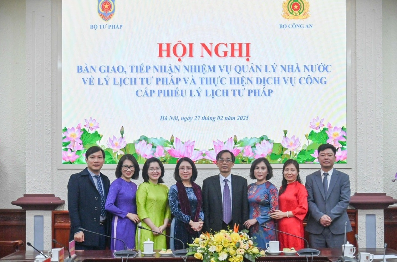 Tranh minh họa Khổng Tử giảng dạy cho các môn đồ